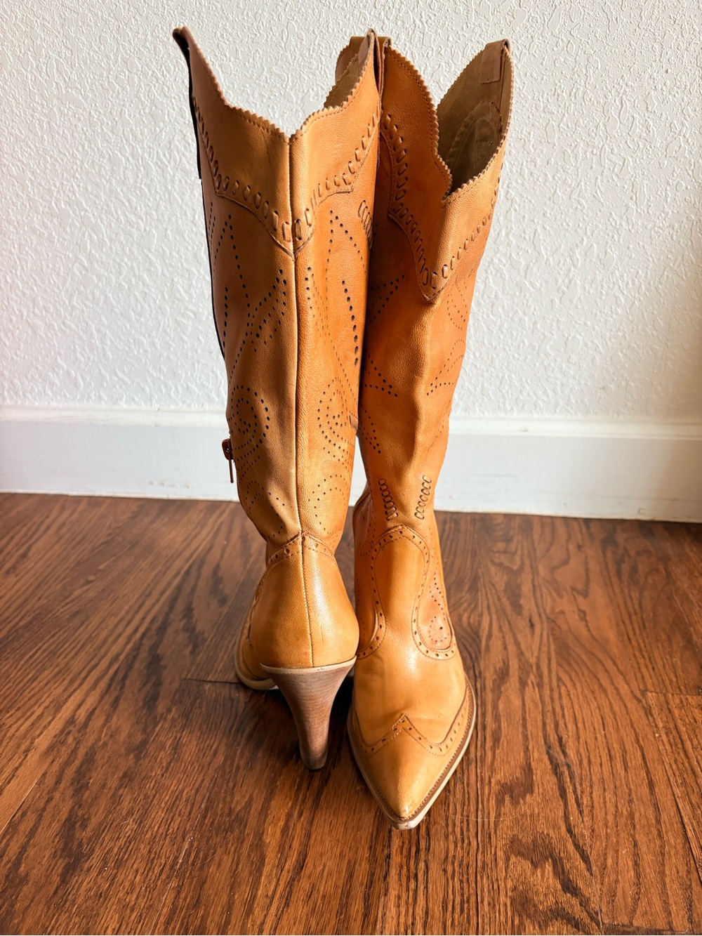 BCBG Niche Leather Western Heeled Perforated Boots Y2k Brown Tan Leather 7.5 - Picture 10 of 16